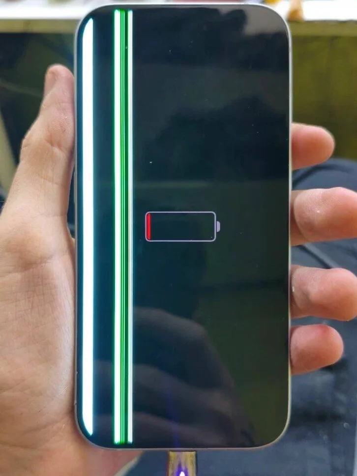 Вертикальная розовая полоса на дисплее iPhone