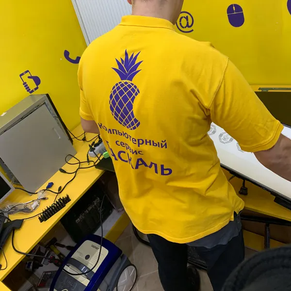 Инженер Паскаля разбирает телевизор на рабочем столе